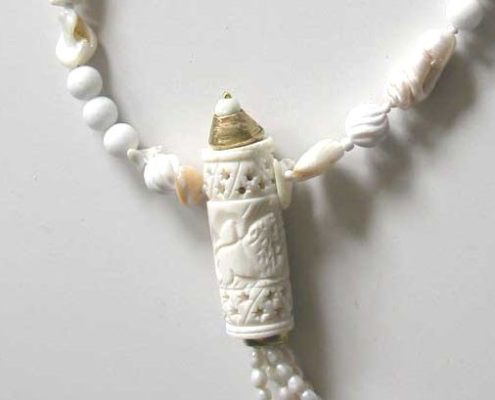 collier : perles d'eau douce, os sculpté d'Inde, ...